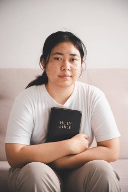 İnsanlar ve umut kavramı. Yüze yakın kadın, umut ve inanç hissederek yukarı bakıyor. Dua eden kadın. Hıristiyanlık inancı, uluslararası ibadet günü, düşüncelerde kaybolmuş bir kadın bunalımda.