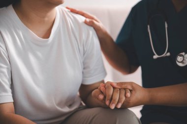 El ve derin empati, doktor her hastaya ilaç, destek ve umut sunuyor, klinikteki şefkatli sağlık hizmetleri, hastane, gerçek bakım ve sağlık hizmetleri ve sağlık hizmetleri ile güven inşa ediyor.