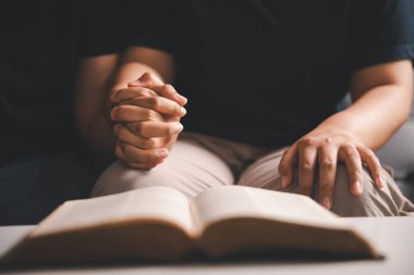 Kriz konseptiyle umut ve güven. Yakınlık, sevgi ve destek için el ele tutuşmak, teselli ve özen, keder, kayıp ve empati. İnsanlar ve aileler şefkat, sempati ve iyileşme ile bağlanır..