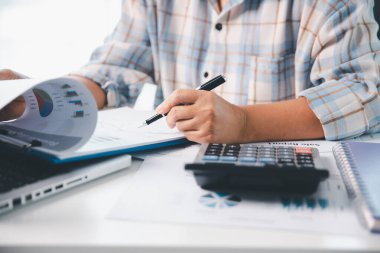 Finansal verilerle iş kadını analizi, pazarlama iş stratejisi projesi, iş finansmanı bankacılık kavramı, finans, gayrimenkul yatırımı maliyeti, vergi sistemi hesapları.