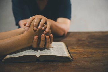 Dua eden, ibadet eden ve dua eden bir grup insan, sevgi, destek, inanç ya da evde umut için el ele tutuşup Tanrı 'ya dua ediyor. Kutsal ruh ya da huzur için İsa .