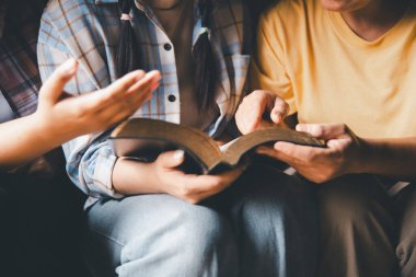 Hristiyanların eli yakın, Katolik kilisesinde kutsal İncil 'e ruhani inançla dua ediyor. Din ibadeti, Tanrı 'dan merhamet dileyin. Hıristiyanlık dini ibadeti.