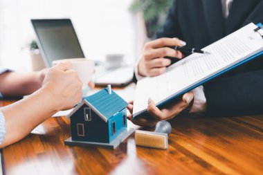 Banka konsept satın almak için kredi onayladı. Emlakçı ev satın alma anlaşmasının şartları hakkında konuştu. Müşteriden yasal olarak sözleşme imzalamasını istedi. onaylanmış mortgage başvuru formu.