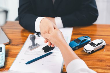 İşadamı onaylı kağıt işi sözleşmesi damgası. Araba kredisi onaylandı. Satıcı ya da yönetici, araba satın alma belgesini sigortalı müşteriye verir., 