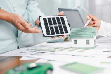 Sürdürülebilir yenilik projesi üzerinde çalışan iş adamları. Yenilenebilir enerji kavramı. Takım çalışması toplantısı, model geliştirme şirketi teknolojisi ortağı, yeşil işletmeler ve küresel ısınma tabanlı.