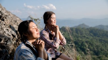 Minnettar bir kadın Tanrı 'ya dua ediyor. Ruhani kız gökyüzüne gülümsüyor. Mutlu bir kadın şükran duyuyor. Ruhsal kız umutla dua ediyor. Pozitif Asyalı genç bir kadın umut ve inanç hissediyor..