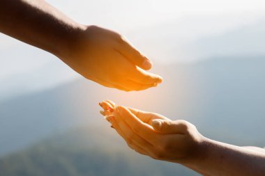 Genç kadın elini dağlara uzatıyor. Ruhani kız gökyüzüne gülümsüyor. Mutlu bir kadın şükran duyuyor. Ruhsal kız umutla dua ediyor. Pozitif Asyalı genç bir kadın umut ve inanç hissediyor..