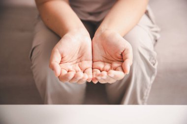 Kriz konseptiyle umut ve güven. Yakınlık, sevgi ve destek için el ele tutuşmak, teselli ve özen, keder, kayıp ve empati. İnsanlar ve aileler şefkat, sempati ve iyileşme ile bağlanır..