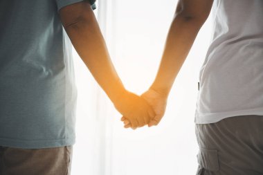 Kriz konseptiyle umut ve güven. Yakınlık, sevgi ve destek için el ele tutuşmak, teselli ve özen, keder, kayıp ve empati. İnsanlar ve aileler şefkat, sempati ve iyileşme ile bağlanır..