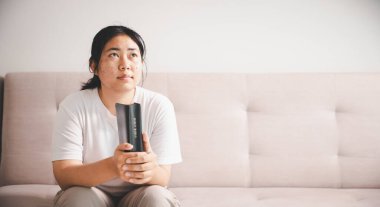 İnsanlar ve umut kavramı. Yüze yakın kadın, umut ve inanç hissederek yukarı bakıyor. Dua eden kadın. Hıristiyanlık inancı, uluslararası ibadet günü, düşüncelerde kaybolmuş bir kadın bunalımda.