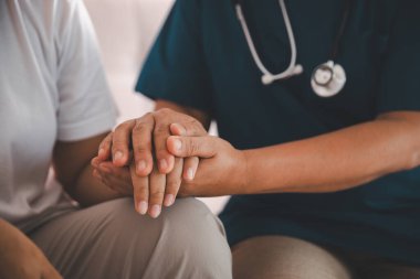 El ve derin empati, doktor her hastaya ilaç, destek ve umut sunuyor, klinikteki şefkatli sağlık hizmetleri, hastane, gerçek bakım ve sağlık hizmetleri ve sağlık hizmetleri ile güven inşa ediyor.