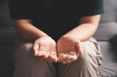 İnsanlar ve umut kavramı. Yüze yakın kadın, umut ve inanç hissederek yukarı bakıyor. Dua eden kadın. Hıristiyanlık inancı, uluslararası ibadet günü, düşüncelerde kaybolmuş bir kadın bunalımda.