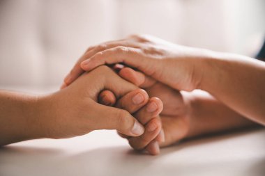Kriz konseptiyle umut ve güven. Yakınlık, sevgi ve destek için el ele tutuşmak, teselli ve özen, keder, kayıp ve empati. İnsanlar ve aileler şefkat, sempati ve iyileşme ile bağlanır..