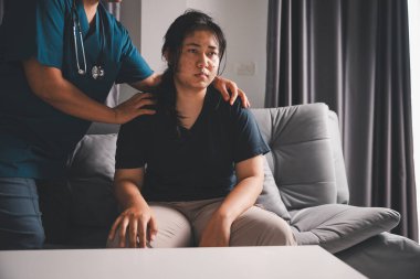 El ve derin empati, doktor her hastaya ilaç, destek ve umut sunuyor, klinikteki şefkatli sağlık hizmetleri, hastane, gerçek bakım ve sağlık hizmetleri ve sağlık hizmetleri ile güven inşa ediyor.