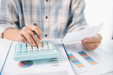 Aylık ev giderleri, vergiler, banka hesap bakiyesi ve kredi kartı faturaları hesaplayan bir kadın için gelir giderleri için yeterli değil. mali planlama, işletme vergi hesaplama, yatırım finansmanı.