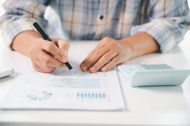 Finansal verilerle iş kadını analizi, pazarlama iş stratejisi projesi, iş finansmanı bankacılık kavramı, finans, gayrimenkul yatırımı maliyeti, vergi sistemi hesapları.