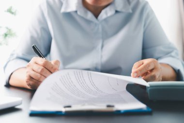 Ticari finans, kredi başvuru formu, sözleşmeli gayrimenkul ve sigorta konsepti için sözleşme hukuku ve evrak işleriyle uğraşan bir iş adamı. Anlaşma imzalamak, masa başında çalışmak, iş belgesi