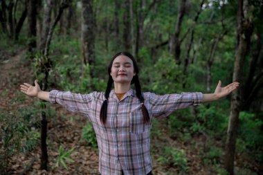 Minnettar bir kadın Tanrı 'ya dua ediyor. Ruhani kız gökyüzüne gülümsüyor. Mutlu bir kadın şükran duyuyor. Ruhsal kız umutla dua ediyor. Pozitif Asyalı genç bir kadın umut ve inanç hissediyor..