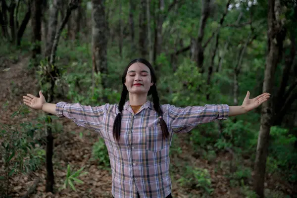 Minnettar bir kadın Tanrı 'ya dua ediyor. Ruhani kız gökyüzüne gülümsüyor. Mutlu bir kadın şükran duyuyor. Ruhsal kız umutla dua ediyor. Pozitif Asyalı genç bir kadın umut ve inanç hissediyor..