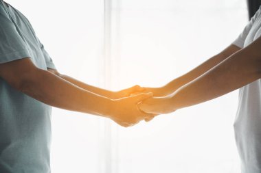 Kriz konseptiyle umut ve güven. Yakınlık, sevgi ve destek için el ele tutuşmak, teselli ve özen, keder, kayıp ve empati. İnsanlar ve aileler şefkat, sempati ve iyileşme ile bağlanır..