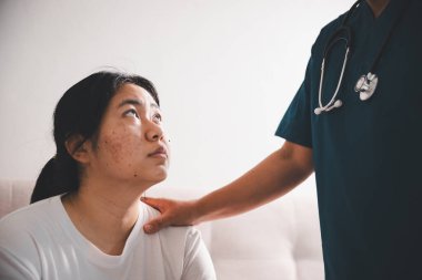 El ve derin empati, doktor her hastaya ilaç, destek ve umut sunuyor, klinikteki şefkatli sağlık hizmetleri, hastane, gerçek bakım ve sağlık hizmetleri ve sağlık hizmetleri ile güven inşa ediyor.