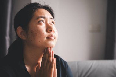 İnsanlar ve umut kavramı. Yüze yakın kadın, umut ve inanç hissederek yukarı bakıyor. Dua eden kadın. Hıristiyanlık inancı, uluslararası ibadet günü, düşüncelerde kaybolmuş bir kadın bunalımda.