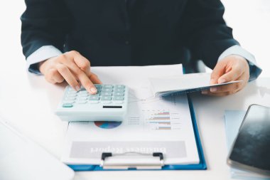 Hesap makinesi, hesap ve tasarruf konsepti ile tasarruf hesap defterini tutan iş adamları. etkin finansman, gelir hesaplama, her fatura ve ödemeyi izleme, banka hesap özetleri ve vergi.