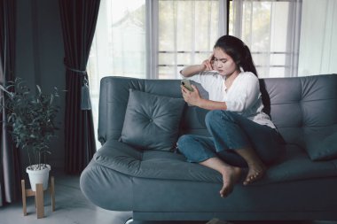 Kederli kadın yalnız başına oturdu, duygularla boğulmuş, üzgün ve mutsuz ifadesi derin umutsuzluğu, stresi ve üzüntüyü açığa vuruyordu. Hüzünlü, kederli, yalnız, depresif stres