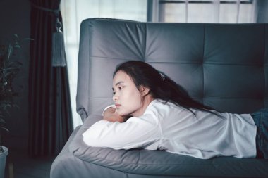 Kederli kadın yalnız başına oturdu, duygularla boğulmuş, üzgün ve mutsuz ifadesi derin umutsuzluğu, stresi ve üzüntüyü açığa vuruyordu. Hüzünlü, kederli, yalnız, depresif stres