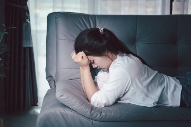 Kederli kadın yalnız başına oturdu, duygularla boğulmuş, üzgün ve mutsuz ifadesi derin umutsuzluğu, stresi ve üzüntüyü açığa vuruyordu. Hüzünlü, kederli, yalnız, depresif stres