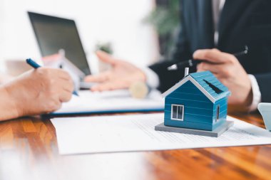 Banka konsept satın almak için kredi onayladı. Emlakçı ev satın alma anlaşmasının şartları hakkında konuştu. Müşteriden yasal olarak sözleşme imzalamasını istedi. onaylanmış mortgage başvuru formu.