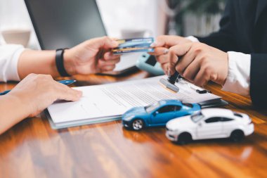 İşadamı onaylı kağıt işi sözleşmesi damgası. Araba kredisi onaylandı. Satıcı ya da yönetici, araba satın alma belgesini sigortalı müşteriye verir.