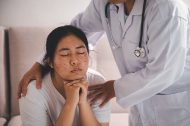 El ve derin empati, doktor her hastaya ilaç, destek ve umut sunuyor, klinikteki şefkatli sağlık hizmetleri, hastane, gerçek bakım ve sağlık hizmetleri ve sağlık hizmetleri ile güven inşa ediyor.