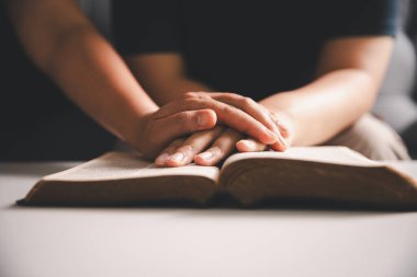 Kriz konseptiyle umut ve güven. Yakınlık, sevgi ve destek için el ele tutuşmak, teselli ve özen, keder, kayıp ve empati. İnsanlar ve aileler şefkat, sempati ve iyileşme ile bağlanır..