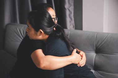 Kriz konseptiyle umut ve güven. Yakınlık, sevgi ve destek için el ele tutuşmak, teselli ve özen, keder, kayıp ve empati. İnsanlar ve aileler şefkat, sempati ve iyileşme ile bağlanır..