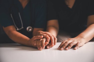 El ve derin empati, doktor her hastaya ilaç, destek ve umut sunuyor, klinikteki şefkatli sağlık hizmetleri, hastane, gerçek bakım ve sağlık hizmetleri ve sağlık hizmetleri ile güven inşa ediyor.