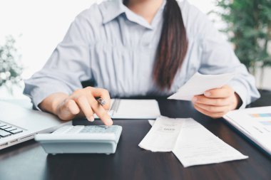 İş kadını şirket finansını analiz eder, vergi sonuçları ofis muhasebe istatistikleri analitik araştırması yapar. iş dengesi hesaplanıyor vergi indirimi hazırlanıyor. Vergi indirimi planlama kavramı.