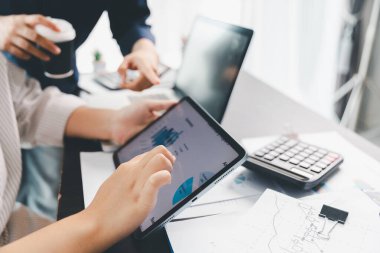 İş toplantısı, veri analizi ya da grafik sunumu yapan kadınlar. Çizelge, analiz muhasebe ekibi beyin fırtınası ekonomisi, enflasyon ya da çözüm. iş projesi finans yatırım kavramı.