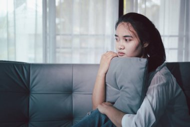 Kederli kadın yalnız başına oturdu, duygularla boğulmuş, üzgün ve mutsuz ifadesi derin umutsuzluğu, stresi ve üzüntüyü açığa vuruyordu. Hüzünlü, kederli, yalnız, depresif stres