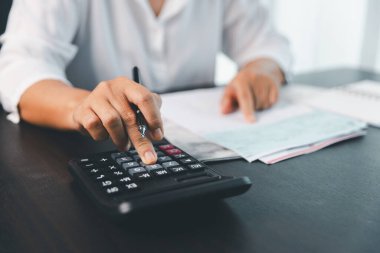 Ev halkı, hesaplama makinesini kullanarak her bir faturayı ve masrafı dikkatlice yöneterek finansal bütçeyi planlar, zamanında ödeme, tutarlı tasarruf ve güvenli ev finansmanı stratejisi için akıllıca yatırım sağlar..