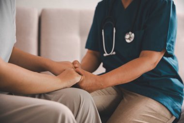 El ve derin empati, doktor her hastaya ilaç, destek ve umut sunuyor, klinikteki şefkatli sağlık hizmetleri, hastane, gerçek bakım ve sağlık hizmetleri ve sağlık hizmetleri ile güven inşa ediyor.