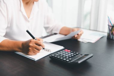 Ev halkı, hesaplama makinesini kullanarak her bir faturayı ve masrafı dikkatlice yöneterek finansal bütçeyi planlar, zamanında ödeme, tutarlı tasarruf ve güvenli ev finansmanı stratejisi için akıllıca yatırım sağlar..