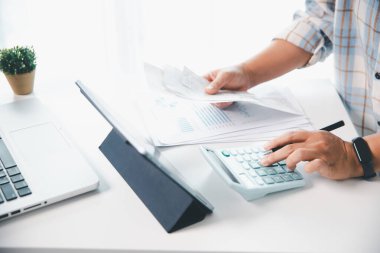 Aylık ev giderleri, vergiler, banka hesap bakiyesi ve kredi kartı faturaları hesaplayan bir kadın için gelir giderleri için yeterli değil. mali planlama, işletme vergi hesaplama, yatırım finansmanı.