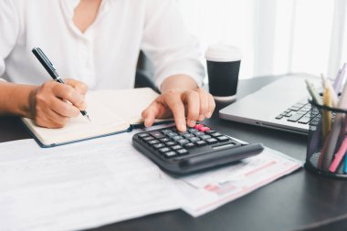 Ev halkı, hesaplama makinesini kullanarak her bir faturayı ve masrafı dikkatlice yöneterek finansal bütçeyi planlar, zamanında ödeme, tutarlı tasarruf ve güvenli ev finansmanı stratejisi için akıllıca yatırım sağlar..