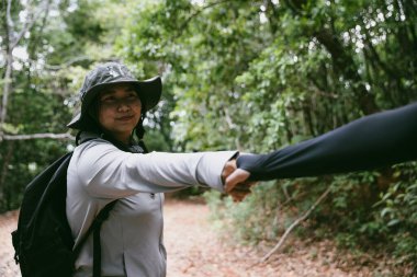 İki arkadaş, yaz günbatımında dağların zirvesine ulaşmaya çalışan takım çalışmasına yardım ediyor. Yürüyüş yapan çift birbirlerine güven yardımı yapıyor. Dağcılardan oluşan bir takım, iki arkadaş yürüyüşçü..