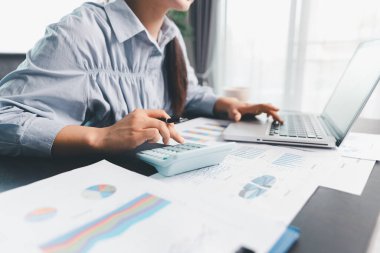İş kadını şirket finansını analiz eder, vergi sonuçları ofis muhasebe istatistikleri analitik araştırması yapar. iş dengesi hesaplanıyor vergi indirimi hazırlanıyor. Vergi indirimi planlama kavramı.