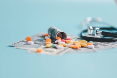 Sağlık hizmetlerinin giderleri arasında ilaç, reçete hapları, ilaç, finans, sigorta, eczane desteği, hastalıkların tedavisinde önemli roller ve gerekli tıbbi yardımların karşılanması yer almaktadır..