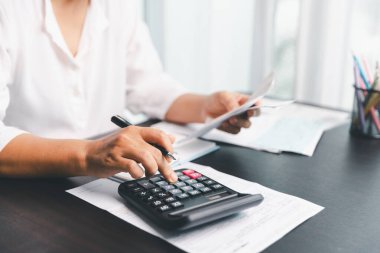 Ev halkı, hesaplama makinesini kullanarak her bir faturayı ve masrafı dikkatlice yöneterek finansal bütçeyi planlar, zamanında ödeme, tutarlı tasarruf ve güvenli ev finansmanı stratejisi için akıllıca yatırım sağlar..