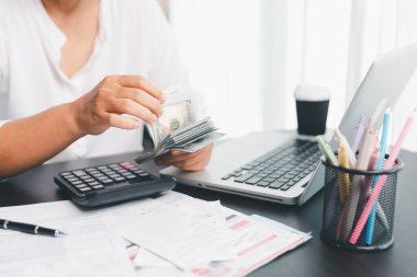 Ev halkı, hesaplama makinesini kullanarak her bir faturayı ve masrafı dikkatlice yöneterek finansal bütçeyi planlar, zamanında ödeme, tutarlı tasarruf ve güvenli ev finansmanı stratejisi için akıllıca yatırım sağlar..