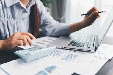 İş kadını şirket finansını analiz eder, vergi sonuçları ofis muhasebe istatistikleri analitik araştırması yapar. iş dengesi hesaplanıyor vergi indirimi hazırlanıyor. Vergi indirimi planlama kavramı.